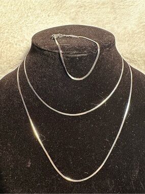 Silver tone Herringbone chain set. New without tag